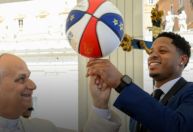 Papa Leão XIV faz truque de basquete em visita de 'time mais famoso do mundo'