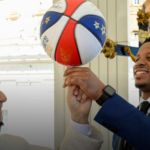 Papa Leão XIV faz truque de basquete em visita de 'time mais famoso do mundo'