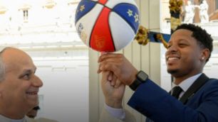 Papa Leão XIV faz truque de basquete em visita de 'time mais famoso do mundo'