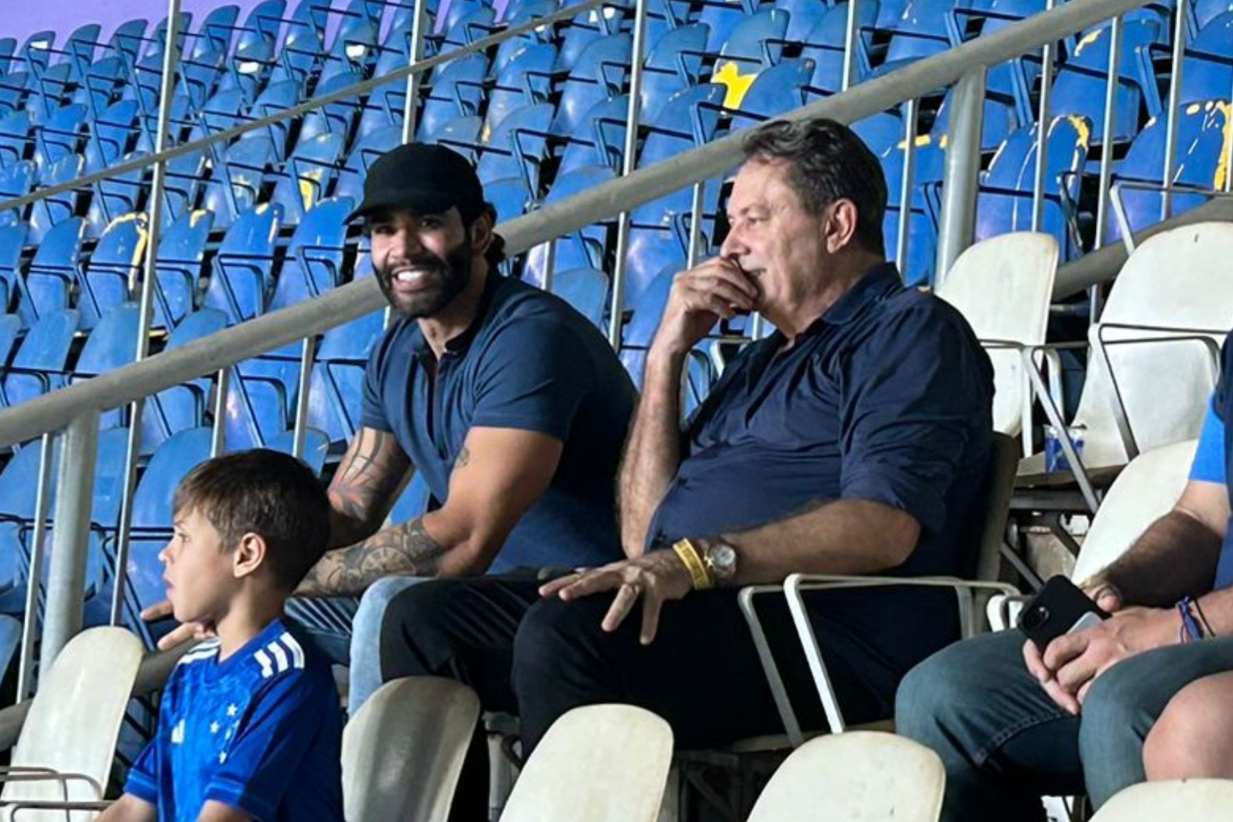 Ao lado de Pedrinho, Gusttavo Lima acompanha Goiás x Cruzeiro no Serra Dourada