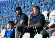 Ao lado de Pedrinho, Gusttavo Lima acompanha Goiás x Cruzeiro no Serra Dourada