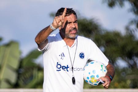 Artur Jorge, técnico do Cruzeiro, durante treinamento na Toca da Raposa II