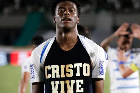 Jonathan Jesus, zagueiro do Cruzeiro autor de um dos gols no empate em 2 a 2 com o Goiás