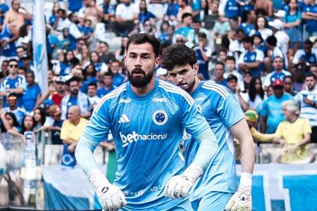 Matheus Cunha e Otávio em aquecimento no Cruzeiro • Gustavo Martins/Cruzeiro