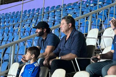 Gusttavo Lima e Pedrinho assistem Goiás e Cruzeiro pela Copa do Brasil