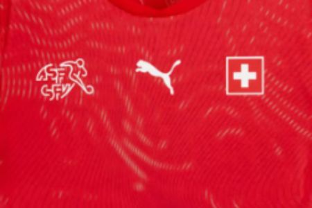 Primeiro uniforme da Suíça para a Copa do Mundo de 2026