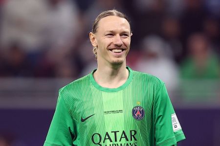Safonov em campo durante partida do PSG