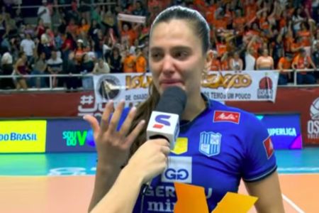 Julia Kudiess chora após vitória do Gerdau Minas