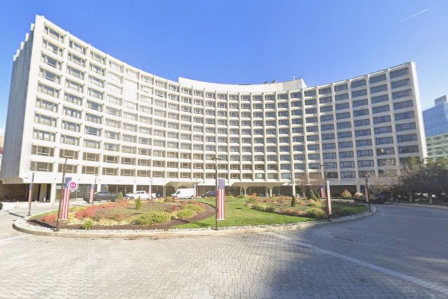 Hotel alvo de tiroteio em jantar com Trump já havia registrado ataque contra ex-presidente