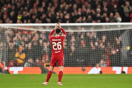 Robertson em agosto de 2025 em jogo pelo Liverpool