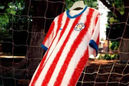 Primeiro uniforme do Paraguai para a Copa do Mundo de 2026
