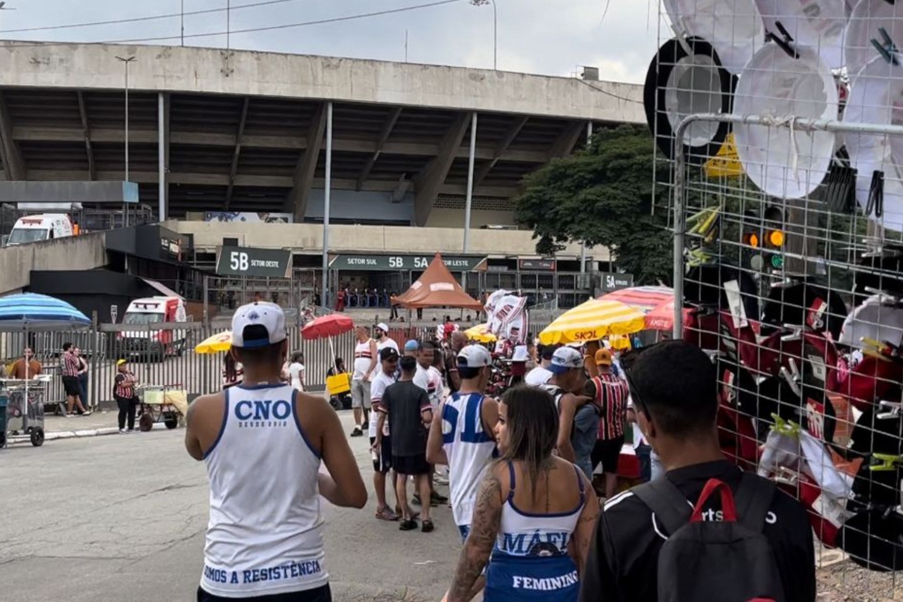 Torcidas de São Paulo e Cruzeiro confraternizam antes de jogo no Morumbis