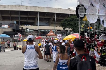 Torcedores de São Paulo e Cruzeiro nos arredores do Morumbis