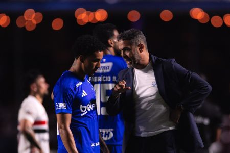 Christian recebe orientação de Artur Jorge em jogo do Cruzeiro