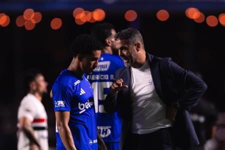 Christian recebe orientação de Artur Jorge em jogo do Cruzeiro