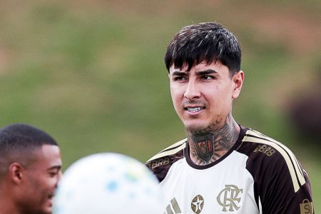 Erick Pulgar é um dos desfalques do Flamengo contra o Santos