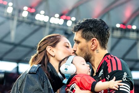 Arrascaeta, Camila Bastiani e Milano, no Maracanã, antes da partida entre Flamengo e Santos