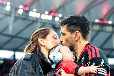 Arrascaeta, Camila Bastiani e Milano, no Maracanã, antes da partida entre Flamengo e Santos