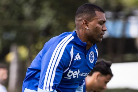 Walace durante treino do Cruzeiro