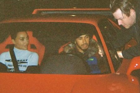 Kim Kardashian e Lewis Hamilton urante as gravações da Tokyo Drift III em Tóquio, Japão