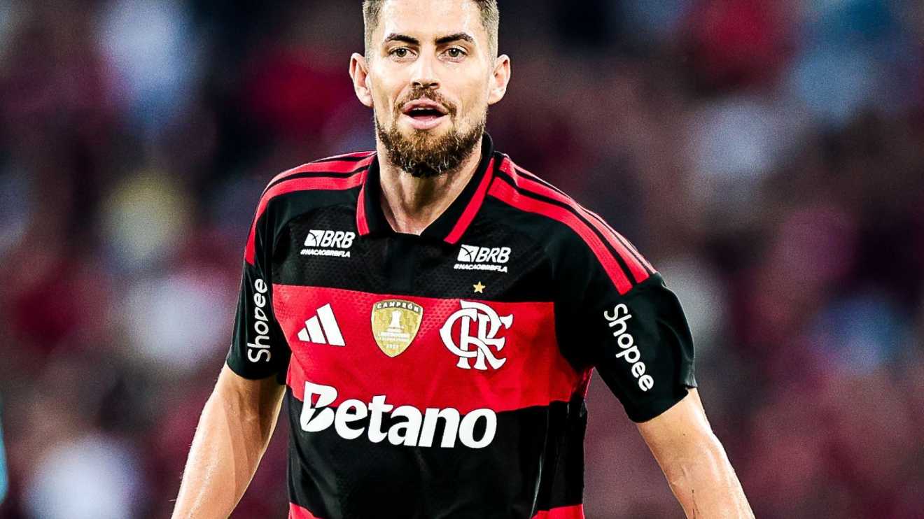 Flamengo celebra 'aniversário' de Jorginho, titular da equipe