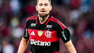 Flamengo celebra 'aniversário' de Jorginho, titular da equipe
