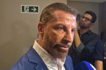 Pedrinho, do Vasco, aponta desrespeito de Textor e faz constatação sobre o Botafogo