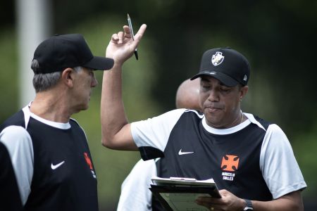 Marcelo Salles, à direita, comandará o Vasco na estreia da Copa Sul-Americana na ausência de Renato Gaúcho
