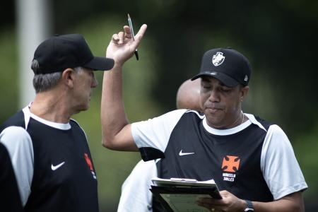 Marcelo Salles, à direita, comandará o Vasco na estreia da Copa Sul-Americana na ausência de Renato Gaúcho