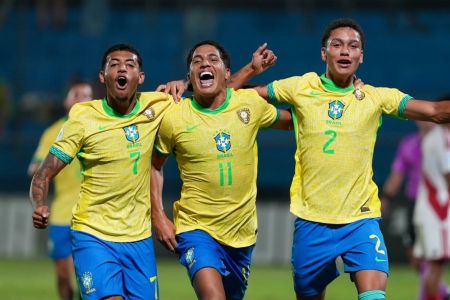 Seleção Brasileira celebra gol contra o Peru nesta segunda-feira (6)
