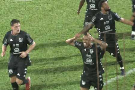 Jogadores do Democrata-GV comemoram gol diante do Real Noroeste
