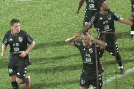 Jogadores do Democrata-GV comemoram gol diante do Real Noroeste