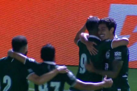 Cadu celebra gol pelo Goiás contra o Criciúma