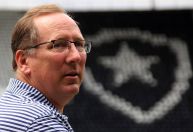 Pressionado, John Textor promete aporte de mais de R$ 100 milhões na SAF do Botafogo