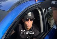 Gabriel Paulista é cobrado por torcedores do Corinthians na porta de CT e reage
