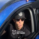 Gabriel Paulista é cobrado por torcedores do Corinthians na porta de CT e reage