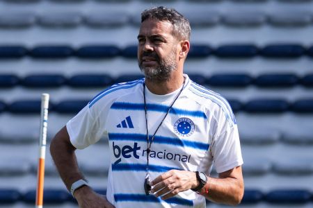 Artur Jorge, treinador do Cruzeiro, comanda treino no Equador