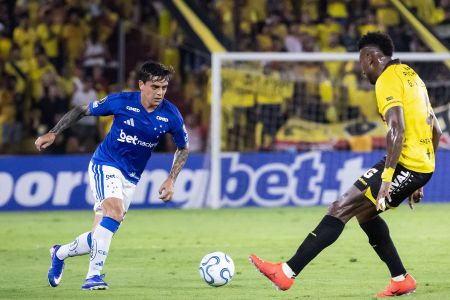 Fagner durante a vitória do Cruzeiro sobre o Barcelona-EQU