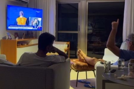 Renato Gaúcho assiste a jogo do Vasco do sofá de casa