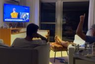 Renato Gaúcho é 'flagrado' assistindo a empate do Vasco do sofá de casa; veja