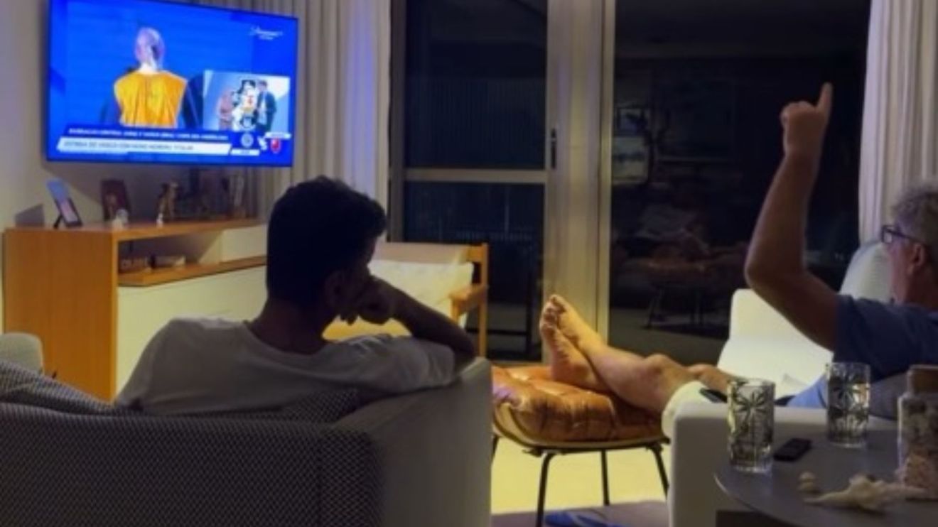 Renato Gaúcho é 'flagrado' assistindo a empate do Vasco do sofá de casa; veja