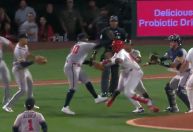 Partida da MLB tem pancadaria generalizada entre jogadores; assista