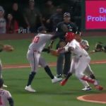 Partida da MLB tem pancadaria generalizada entre jogadores; assista