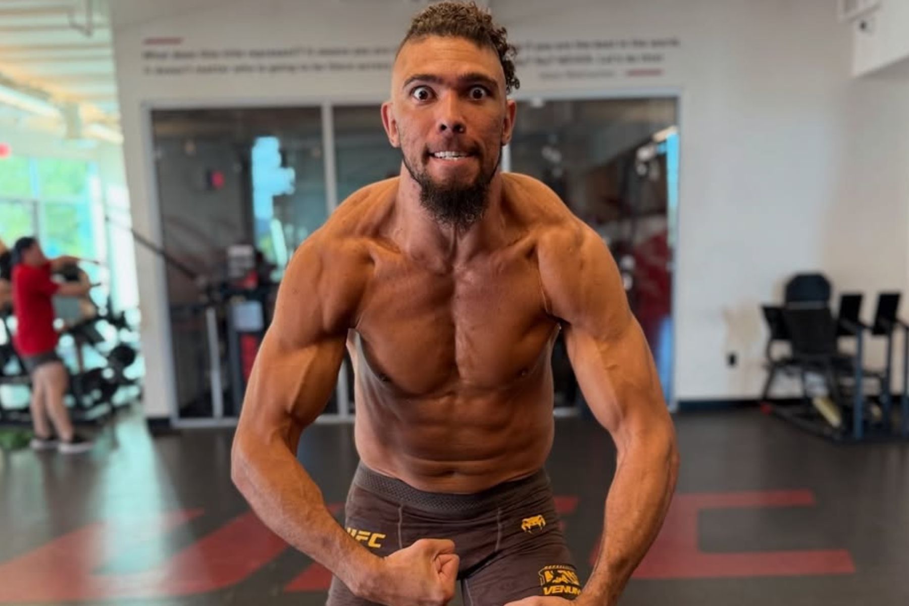 Johnny Walker enfrentará atleta ranqueado em estreia nos pesados do UFC