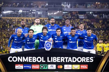 Jogadores do Cruzeiro perfilados antes de jogo pela Copa Libertadores