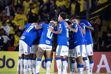 Jogadores do Cruzeiro reunidos antes de jogo da Copa Libertadores