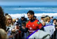 Medina vence Italo Ferreira em duelo acirrado e avança às quartas em etapa da WSL