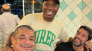 Ex-BBB, Capetinha cumpre 'promessa' e leva Alberto Cowboy para 'tomar uma' com Vampeta