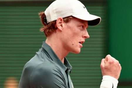 Jannik Sinner em ação em Monte Carlo