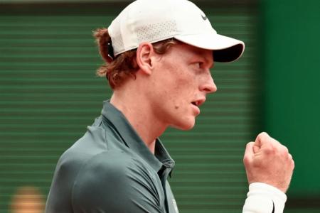 Jannik Sinner em ação em Monte Carlo